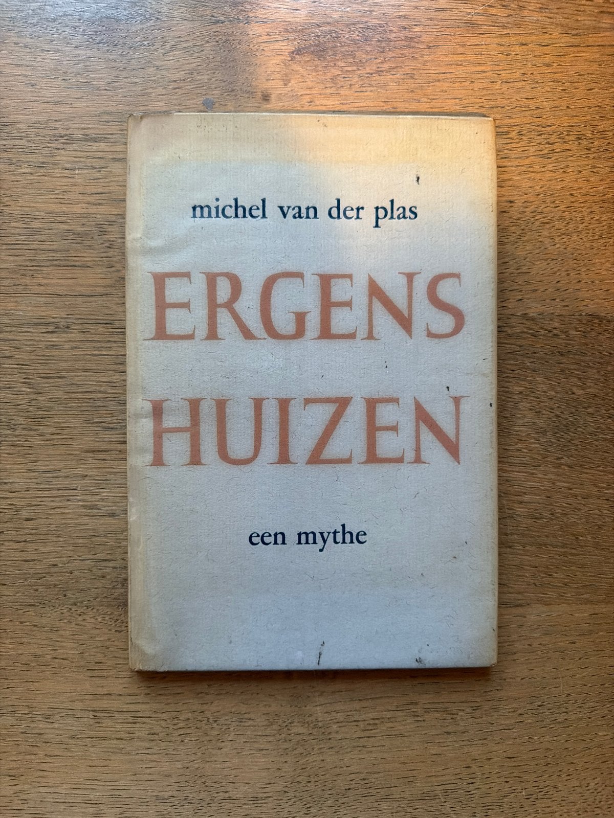 Ergens Huizen - Michel van der Plas (een mythe), Ophalen of Verzenden, Gelezen