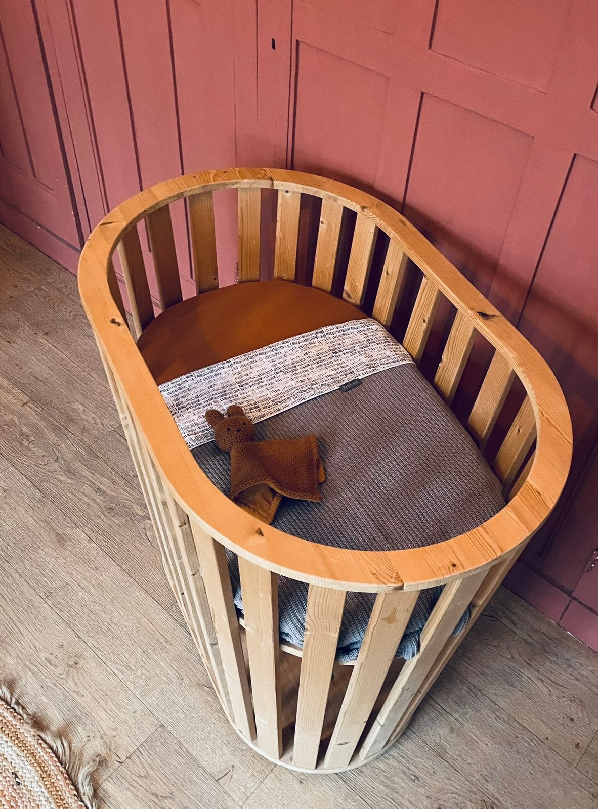 Houten wiegje ovaal met matras, Kinderen en Baby's, Babywiegjes en Ledikanten, Ophalen, Zo goed als nieuw, Wieg