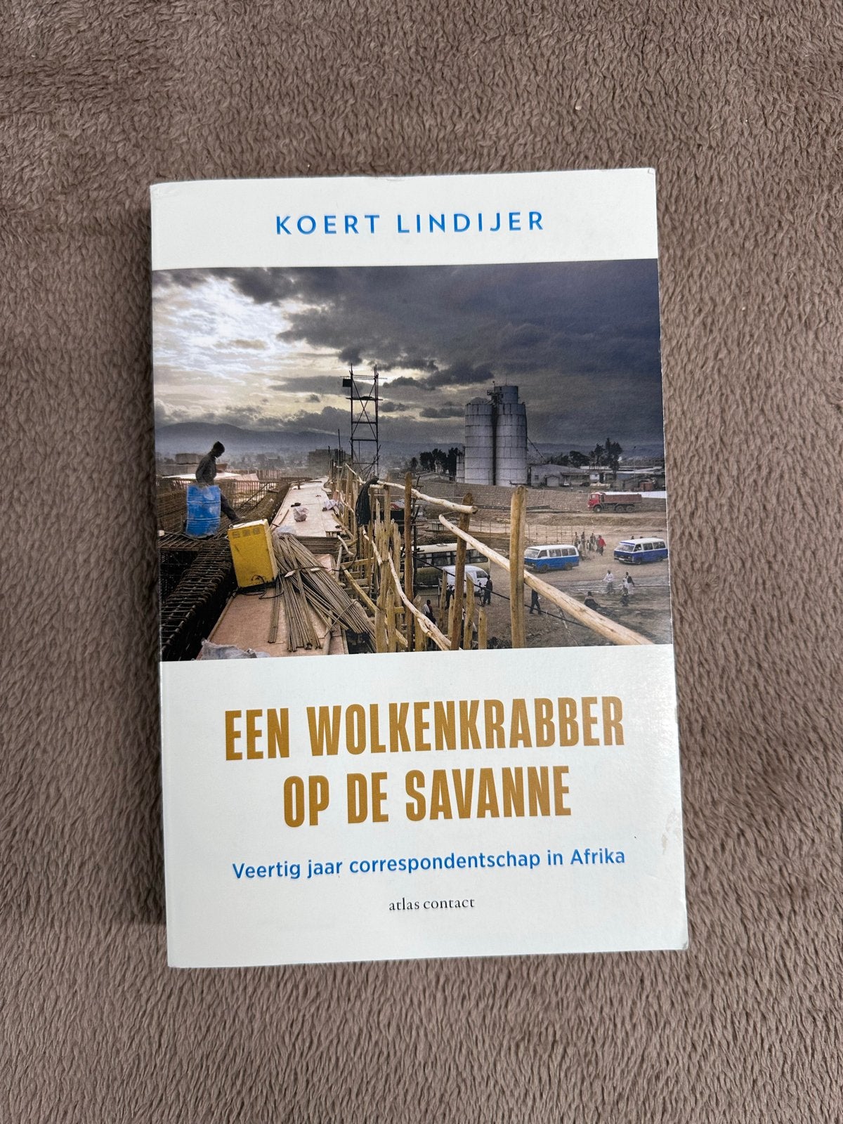 Een Wolkenkrabber op de Savanne - Koert Lindijer, Ophalen of Verzenden, Gelezen