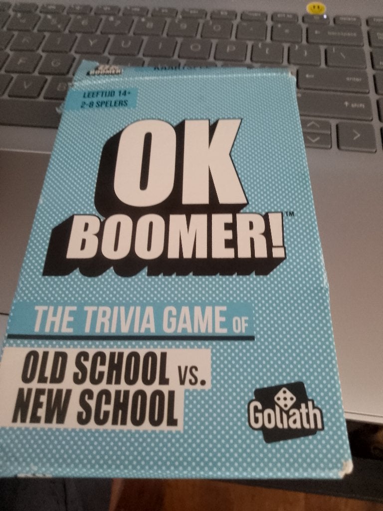 kaartspel  ok boomer the trivia game of old school vs new, Ophalen of Verzenden, Nieuw