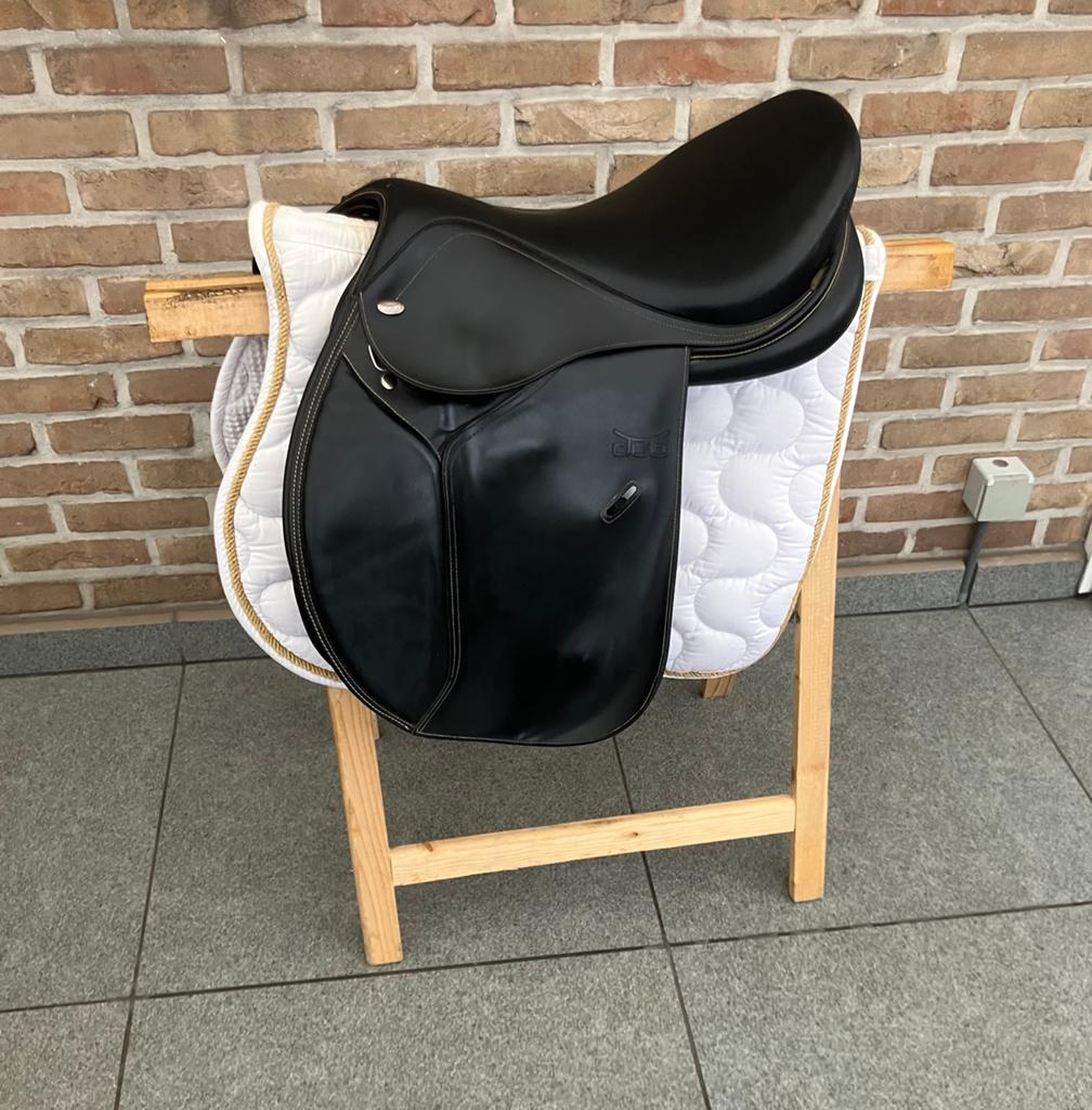 Springzadel Tekna 17 inch, Dieren en Toebehoren, Paarden en Pony's | Zadels, Ophalen of Verzenden, Zo goed als nieuw, Springen