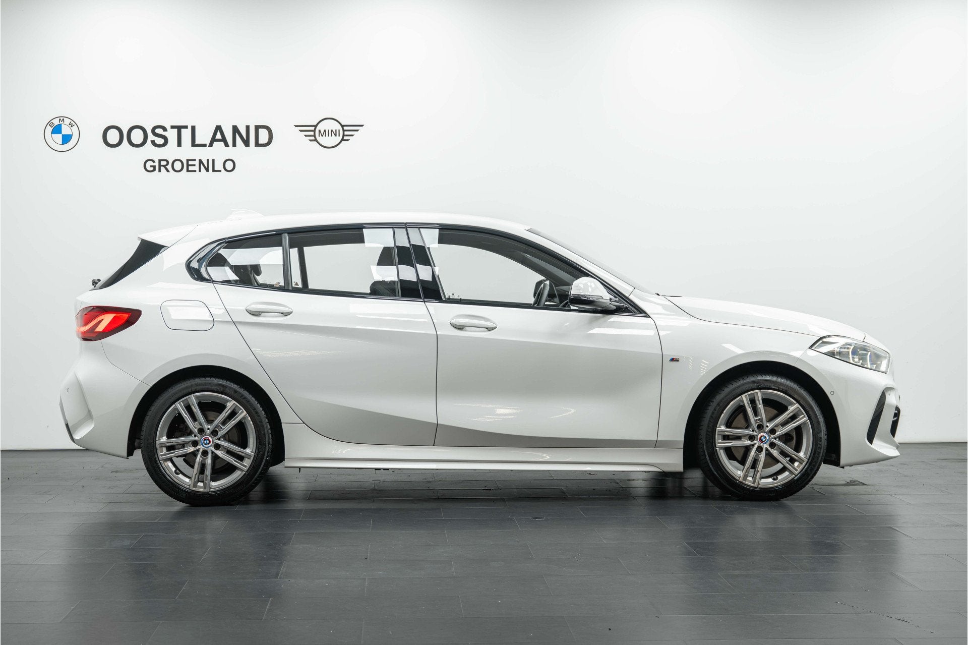 BMW 1 Serie 118i Executive M Sport Automaat / Sportstoelen /, Auto's, 136 pk, Gebruikt, Met garantie (alle), Leder en Stof