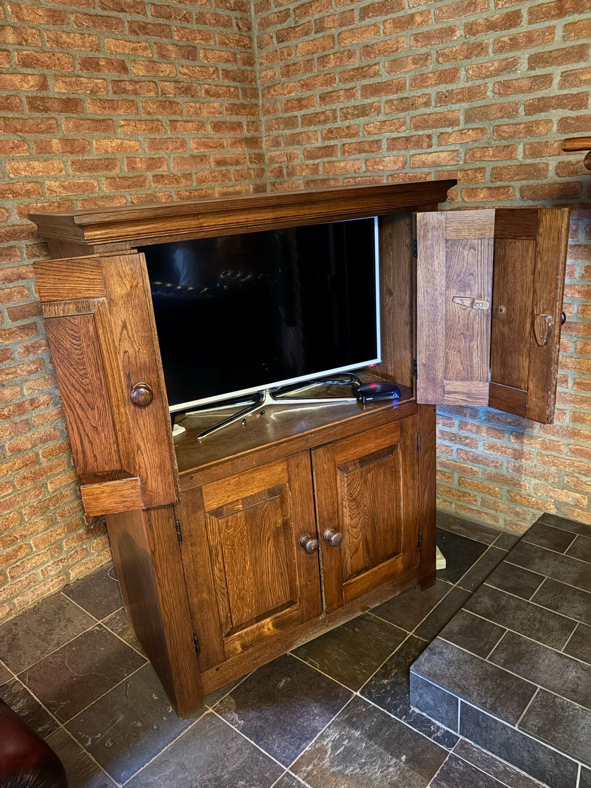Massief eiken tv-kast met deuren, Ophalen, Gebruikt, 100 tot 150 cm, 100 tot 150 cm