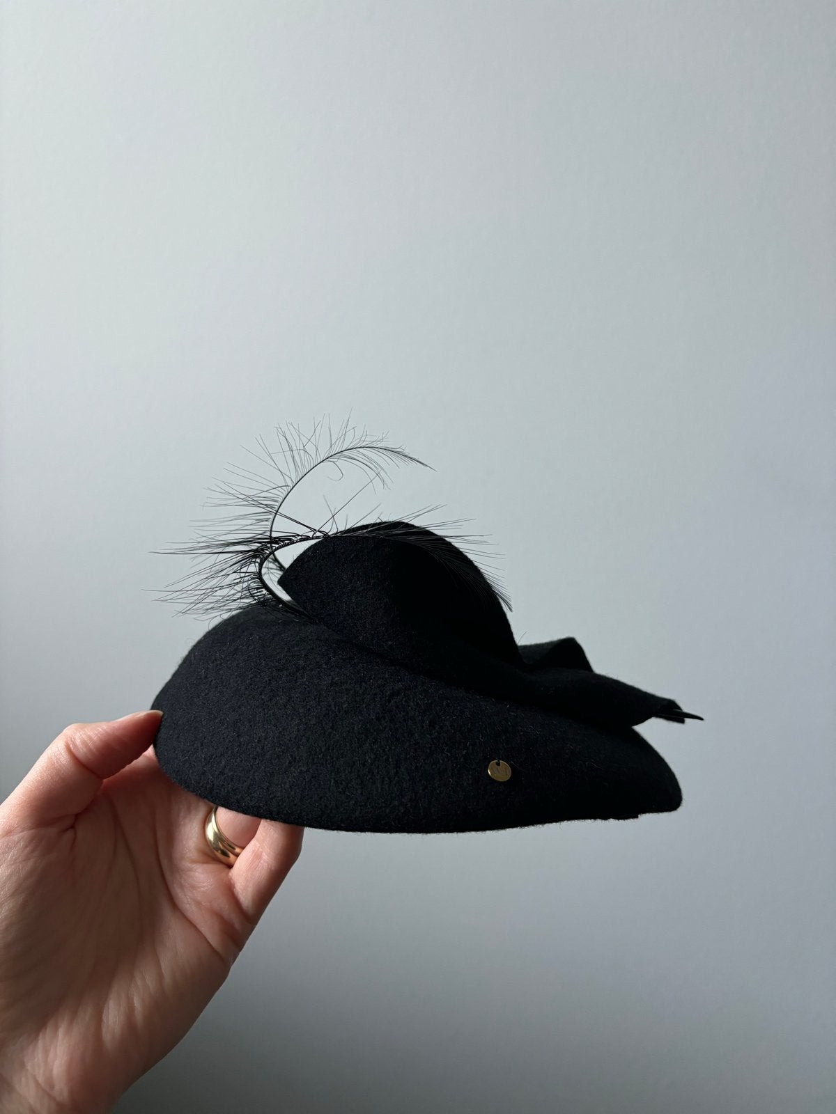 Zwarte fascinator met veren, Kleding | Dames, Ophalen of Verzenden, Zo goed als nieuw, One size fits all, Hoed