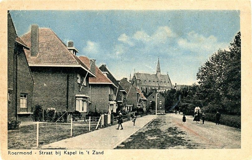 Roermond straat bij kapel in t Zand, Ophalen of Verzenden, 1940 tot 1960, Gelopen, Limburg