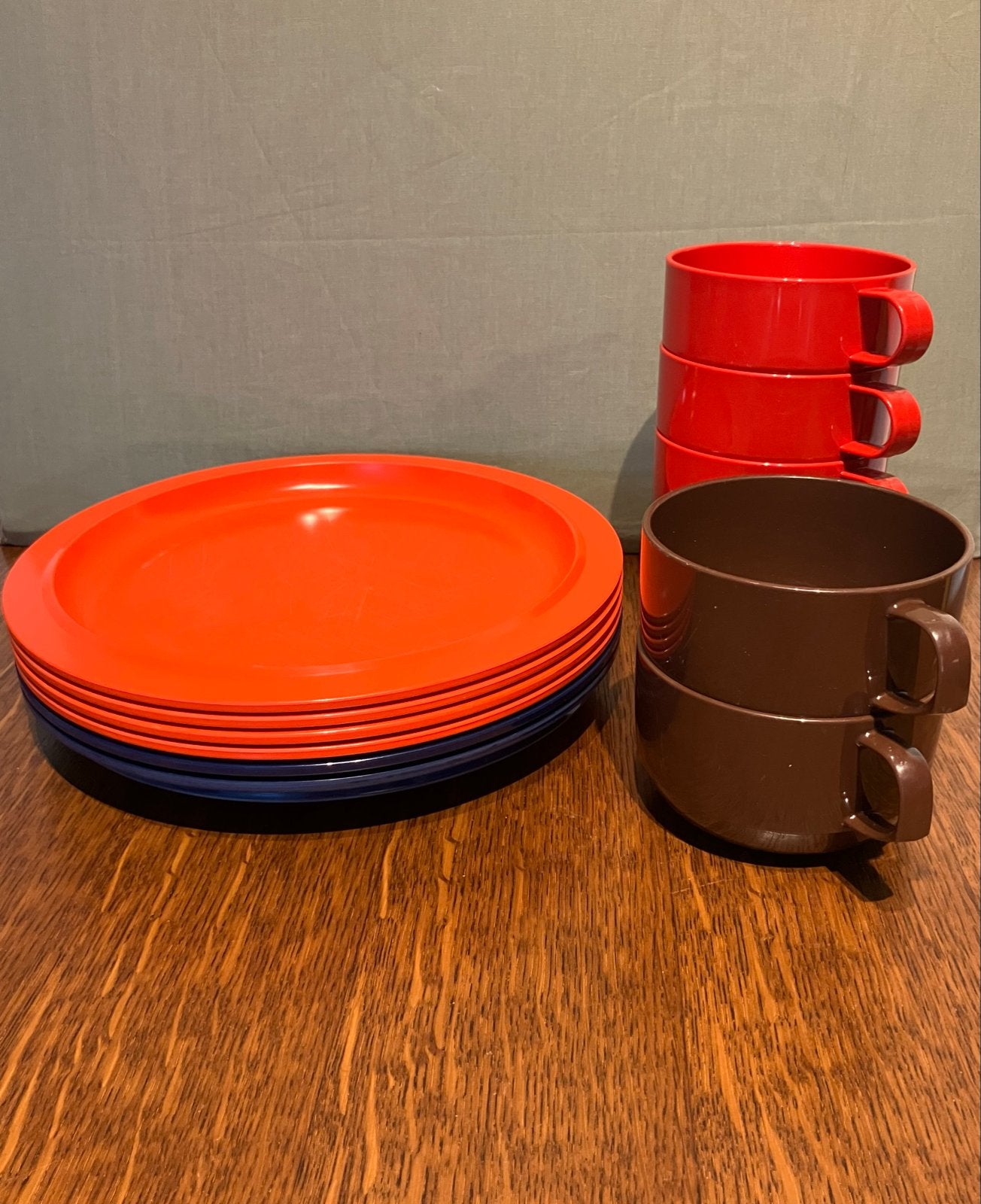 Set van blauwe en oranje borden met andere kleuren koppen, Gebruikt, Onbekend, Ophalen of Verzenden, Onbekend