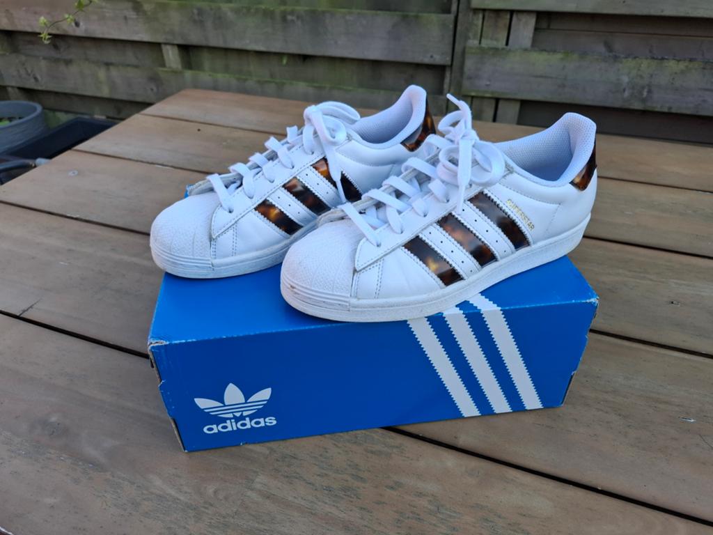 Mooie witte Adidas schoenen van leer, maat 39, Kleding | Dames, Schoenen, Ophalen of Verzenden, Zo goed als nieuw, Wit, Sneakers of Gympen