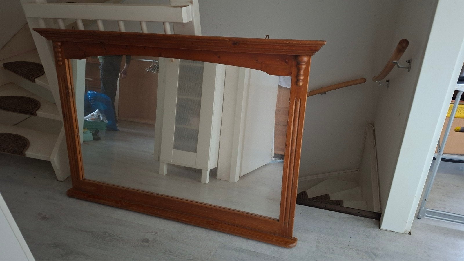 Grote houten  antieke spiegel met sierlijke lijst, Huis en Inrichting, Ophalen
