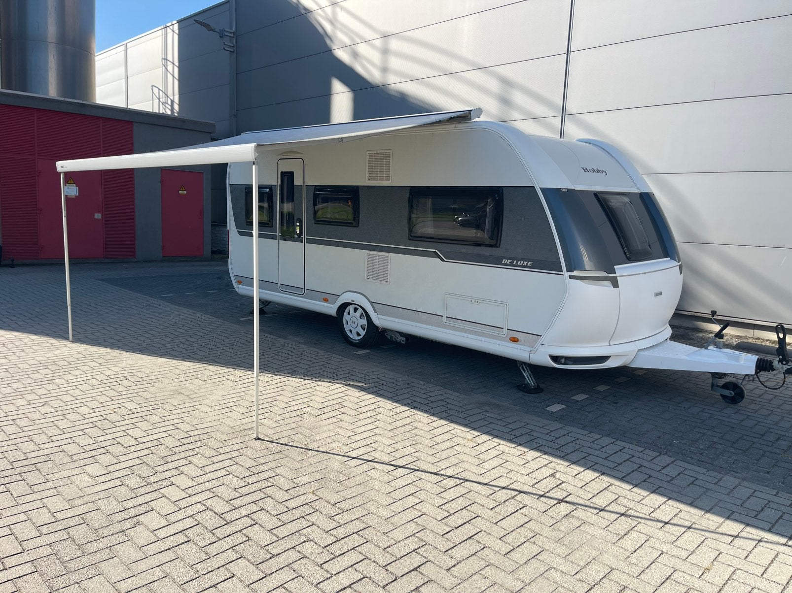 Foto 3 van Hobby 495 UL uit 2019 | 2 bedden | Mover | Luifel | Voortent
