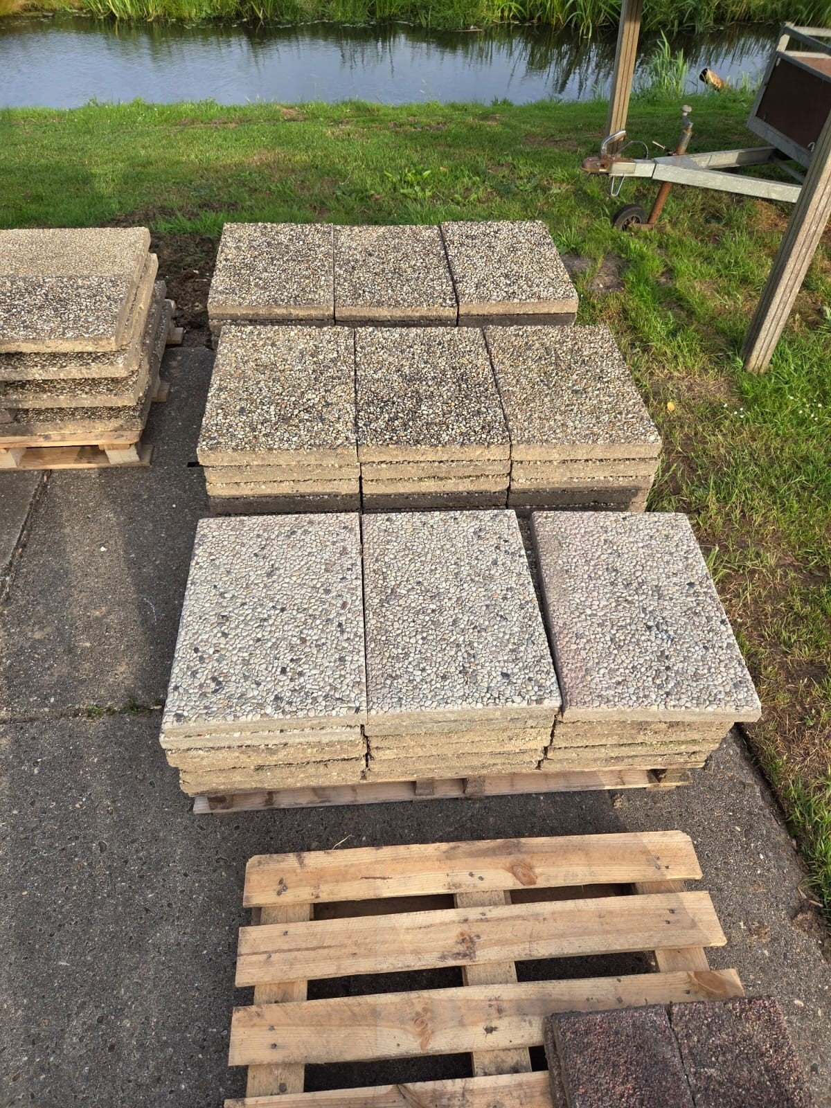 Gratis Grindtegels 30m2, Tuin en Terras, Tegels en Klinkers, Ophalen, Gebruikt, Beton, Terrastegels