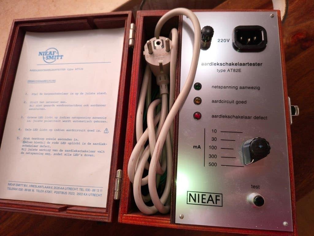 Antieke NIEAF-SMITT Aardlekschakelaartester Type AT82E, Ophalen of Verzenden, Gebruikt, Elektriciteit
