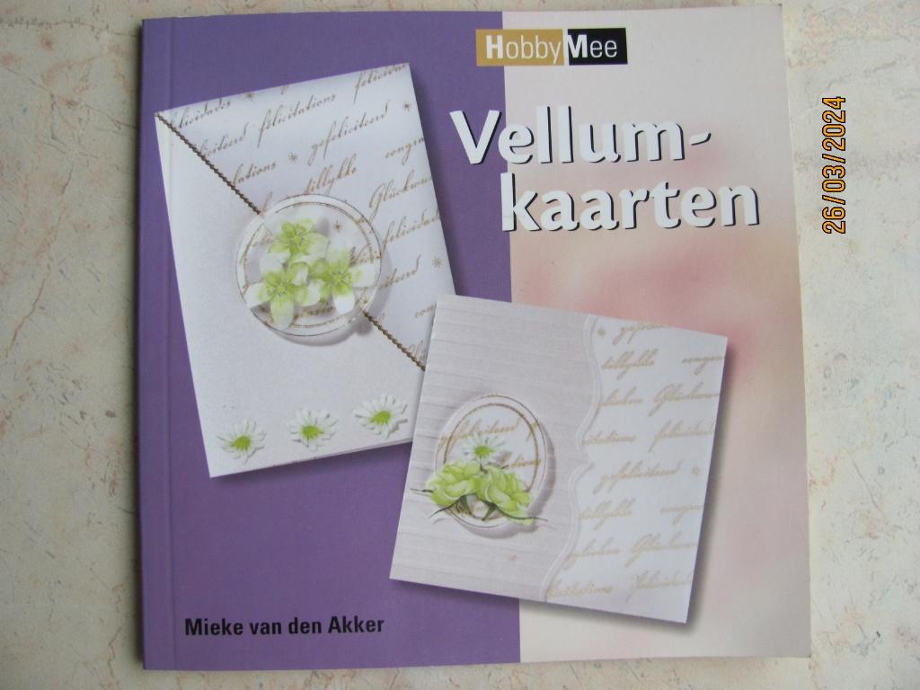 NIEUWSTAAT boek Hobby Mee VELLUM-kaarten VAN DEN AKKER 2003, Ophalen of Verzenden, Zo goed als nieuw, Overige thema's, Overige typen