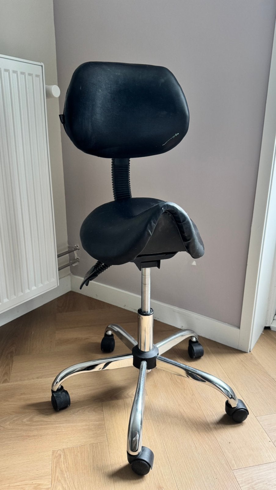 Ergonomische Zadelkruk met Rugleuning - Zwart, Huis en Inrichting, Bureaustoelen, Ophalen, Zo goed als nieuw, Zwart, Bureaukruk