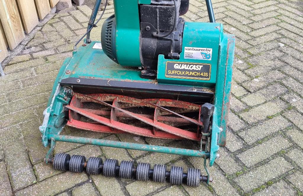 Benzine kooimaaier merk: Qualcast 43S, Tuin en Terras, Grasmaaiers, Ophalen, Gebruikt, Benzine-grasmaaier, 30 t/m 39 cm