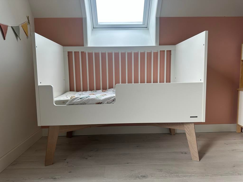 Kidsmill Sixties Babybed Wit Mat / Naturel 60x120 cm, Kinderen en Baby's, Babywiegjes en Ledikanten, Ophalen, Zo goed als nieuw