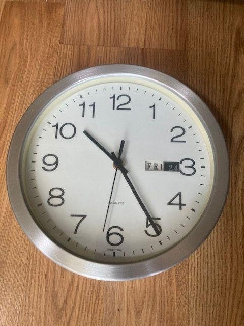 Wandklok met dag en datum Rond 25 CM, Wandklok, Analoog, Ophalen of Verzenden, Zo goed als nieuw