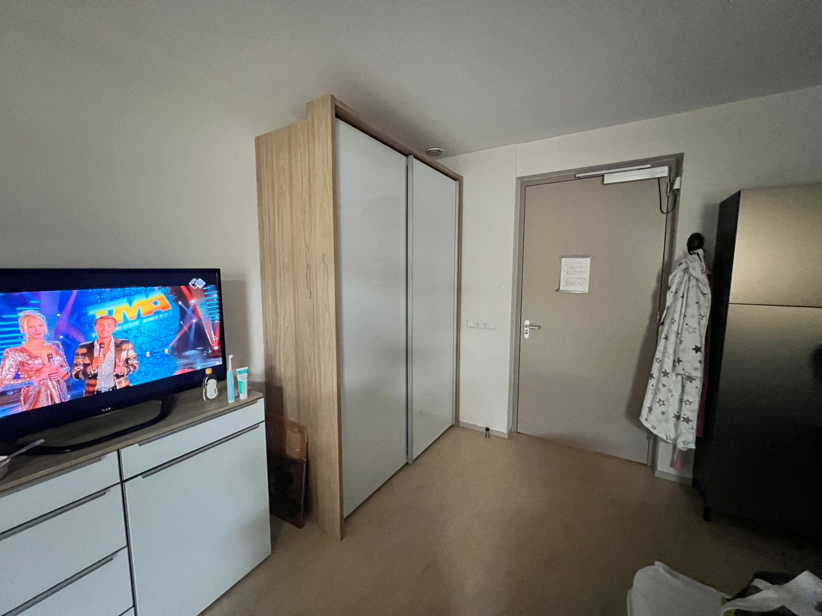 Nolte schuifdeur kast, Huis en Inrichting, Kasten | Kledingkasten, Ophalen, Met plank(en), Modern, glazen deuren afwerking., 200 cm of meer