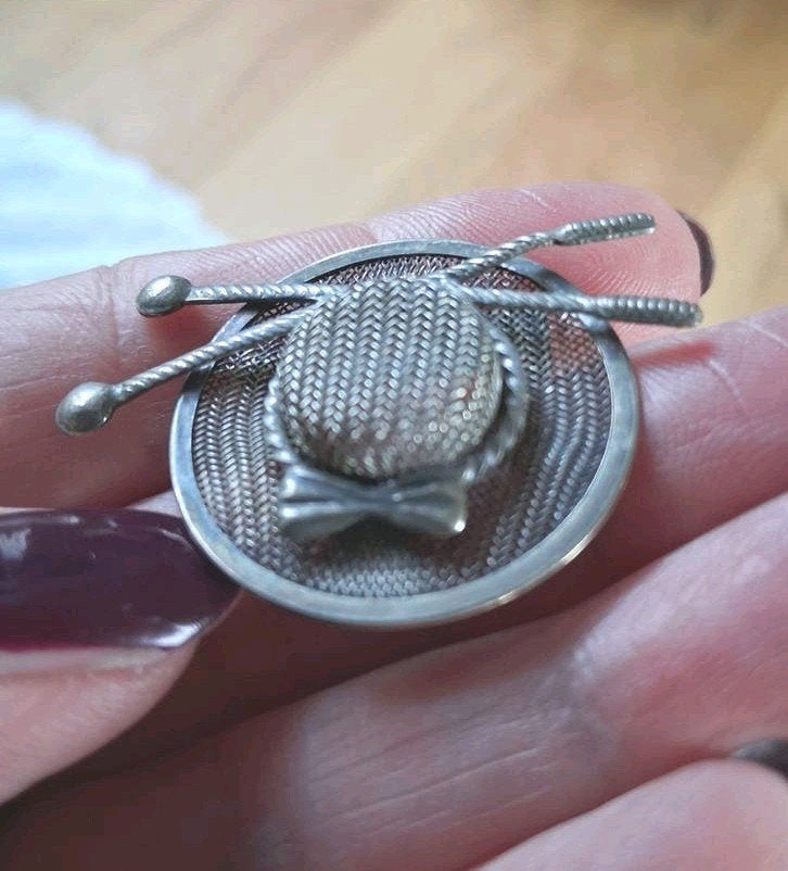 Vintage Zilverkleurige Broche hoed met strik.

Prachtige vin, Ophalen of Verzenden