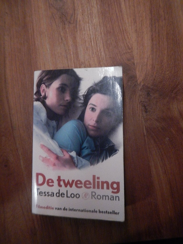 Tessa de Loo - De tweeling (filmeditie), Ophalen of Verzenden, Gelezen, Tessa de Loo