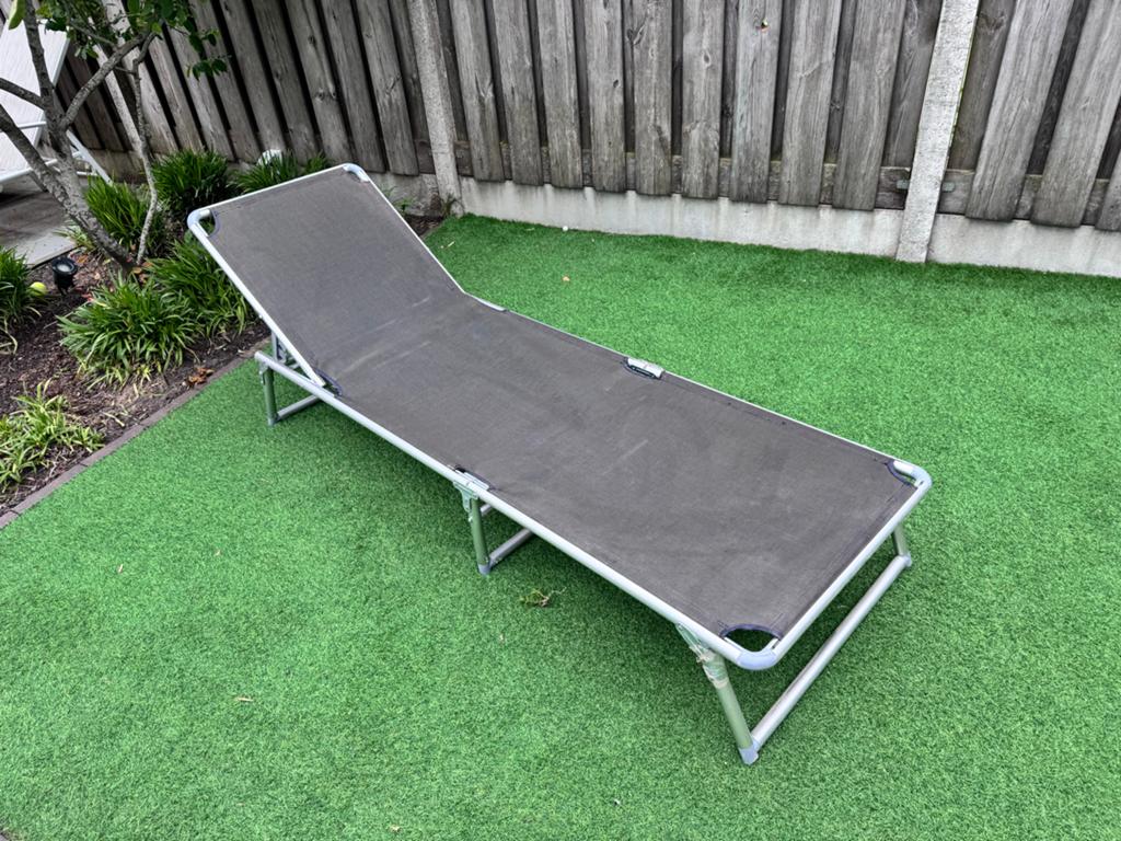 Inklapbaar Ligbed Zwart - Ideaal voor Tuin of Camping, Ophalen, Gebruikt, Metaal, Inklapbaar