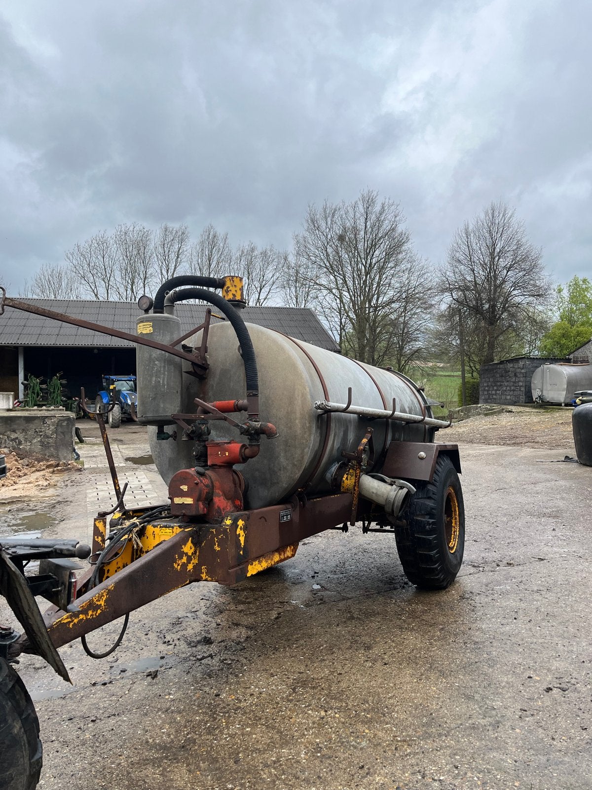 Veenhuis mesttank 5000L met geremde as (pomp defect), Ophalen, Veehouderij, Gewasbescherming en Bemesting