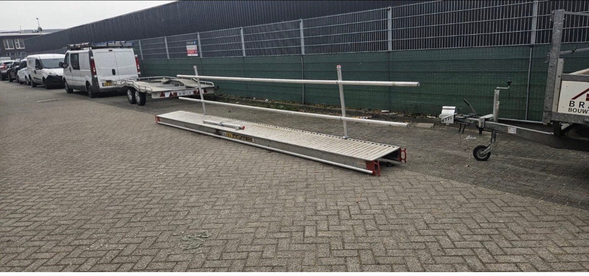 Werkbrug / loopbrug 6 meter incl leuningen en ophangbeugels, Ophalen, Zo goed als nieuw, Rolsteiger of Kamersteiger, 5 meter of hoger