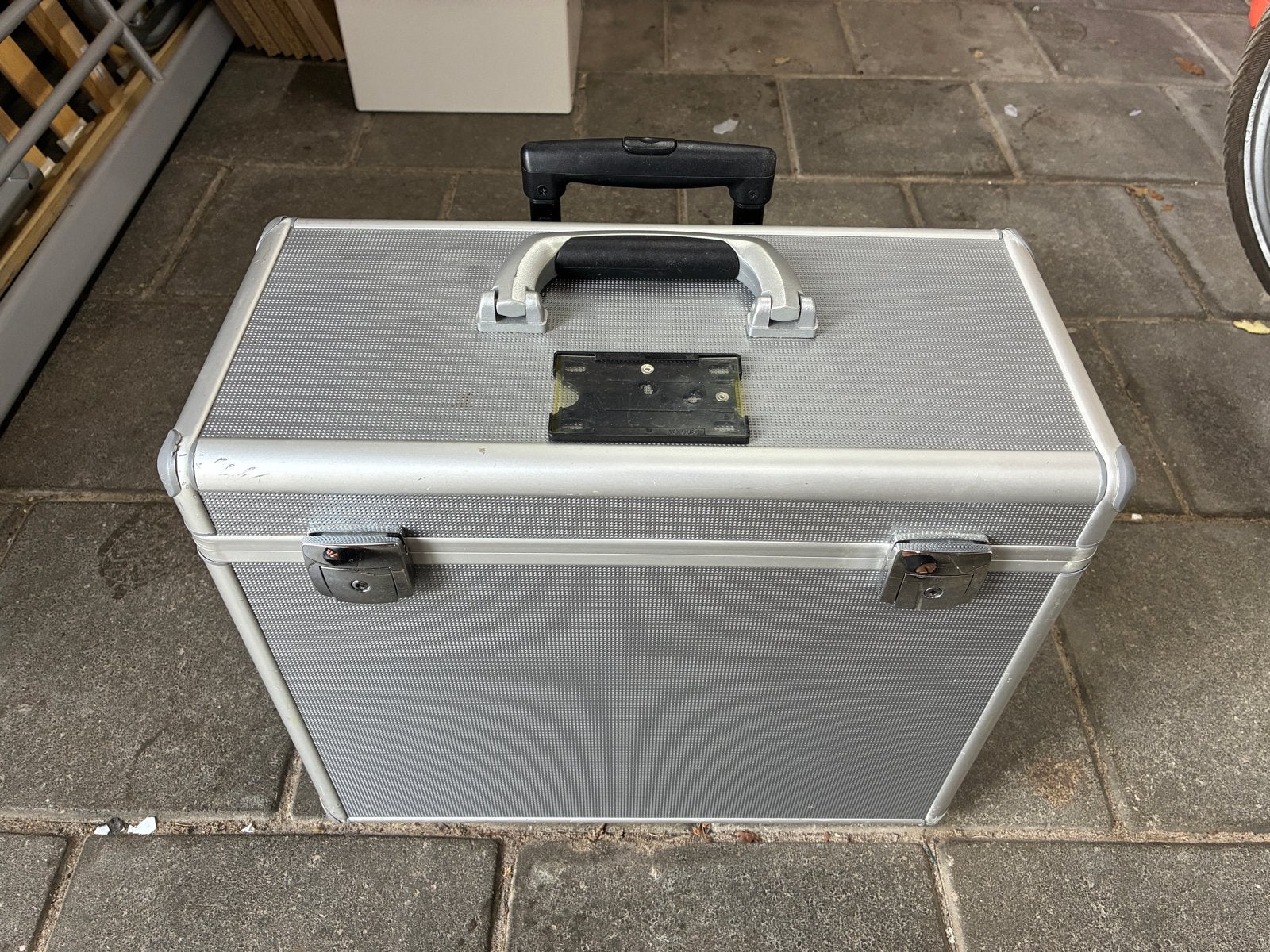 Aluminium koffer op wielen met uitschuifbare handgreep, Gebruikt, 50 tot 60 cm, Slot, Ophalen of Verzenden