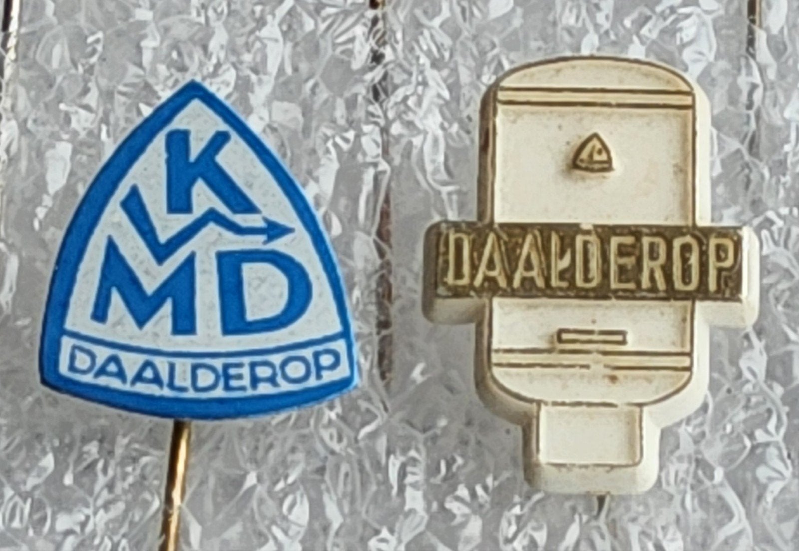 2 Speldjes Daalderop - Vintage Collectie, Verzamelen, Ophalen of Verzenden, Gebruikt, Merk, Speldje of Pin
