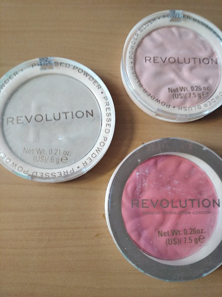 Revolution blusher en/of pressed powder, Wangen, Ophalen of Verzenden, Zo goed als nieuw, Make-up