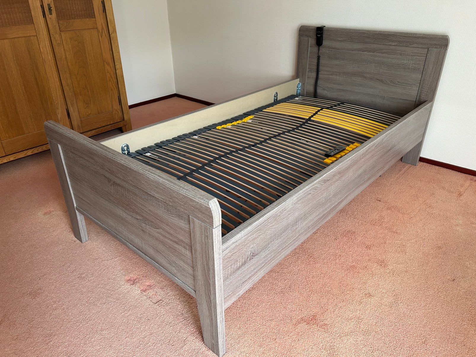 Eenpersoons bed .  Ledikant, Ophalen, 90 cm, Eenpersoons, Zo goed als nieuw