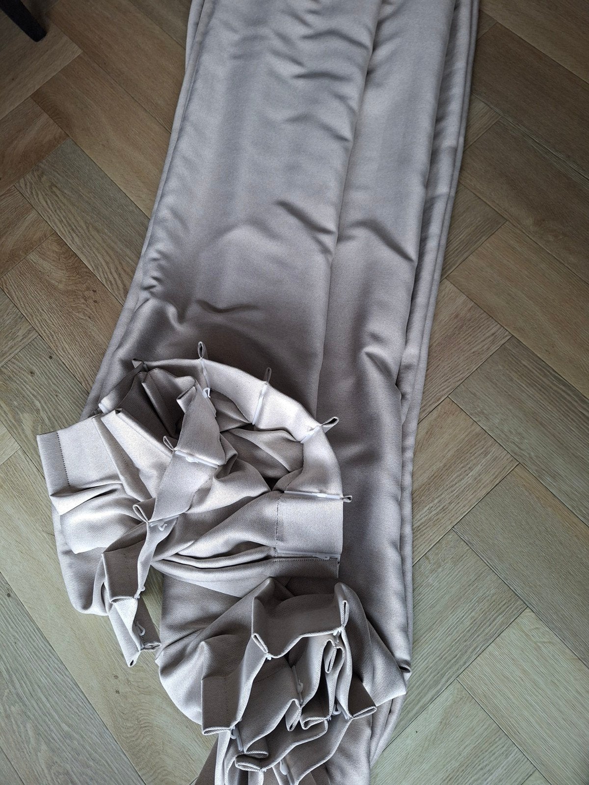 Gordijnen NIEUW 350 breed/245 hoog Vadain Beige, Huis en Inrichting, Stoffering | Gordijnen en Lamellen, 200 cm of meer, Beige