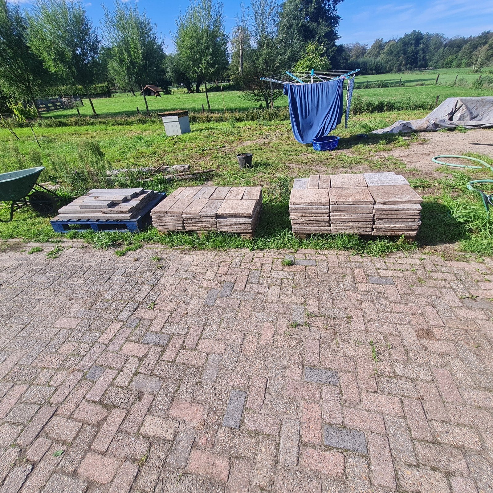 Gratis tegels 36x36cm en opsluitbanden voor 15 m2, Doe-het-zelf en Verbouw, Tegels, Ophalen, Overige materialen, Gebruikt, 10 m² of meer