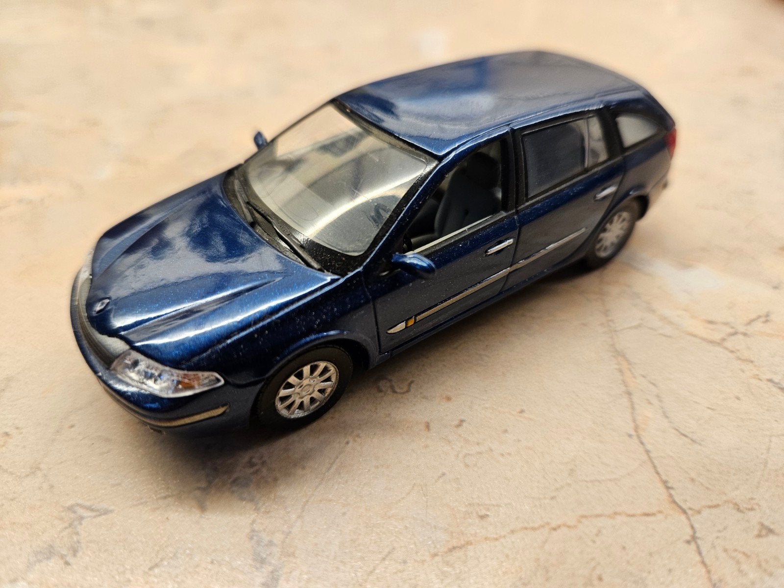 Universal Hobbies Renault Laguna II Estate Darkblue 1:43, Ophalen of Verzenden, Zo goed als nieuw, Auto, Universal Hobbies