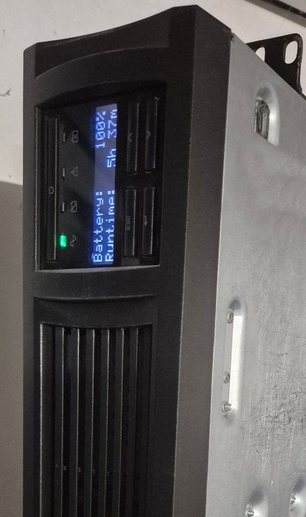 APC SMT1500RMI2U (1000 watt), Computers en Software, Noodvoedingen (UPS), Ophalen, Gebruikt