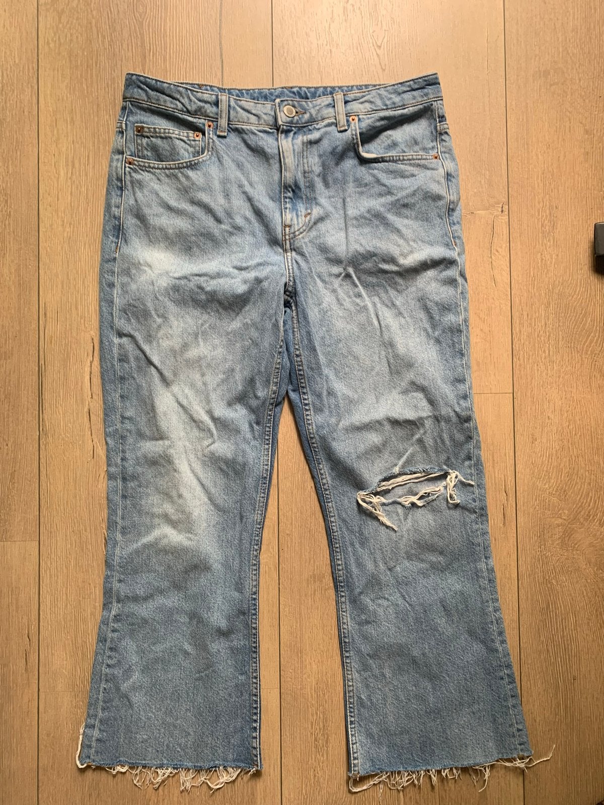 Zara flared jeans met scheur en gerafelde pijpen, Kleding | Dames, Ophalen of Verzenden, Gedragen, Blauw, W30 - W32 (confectie 38/40)