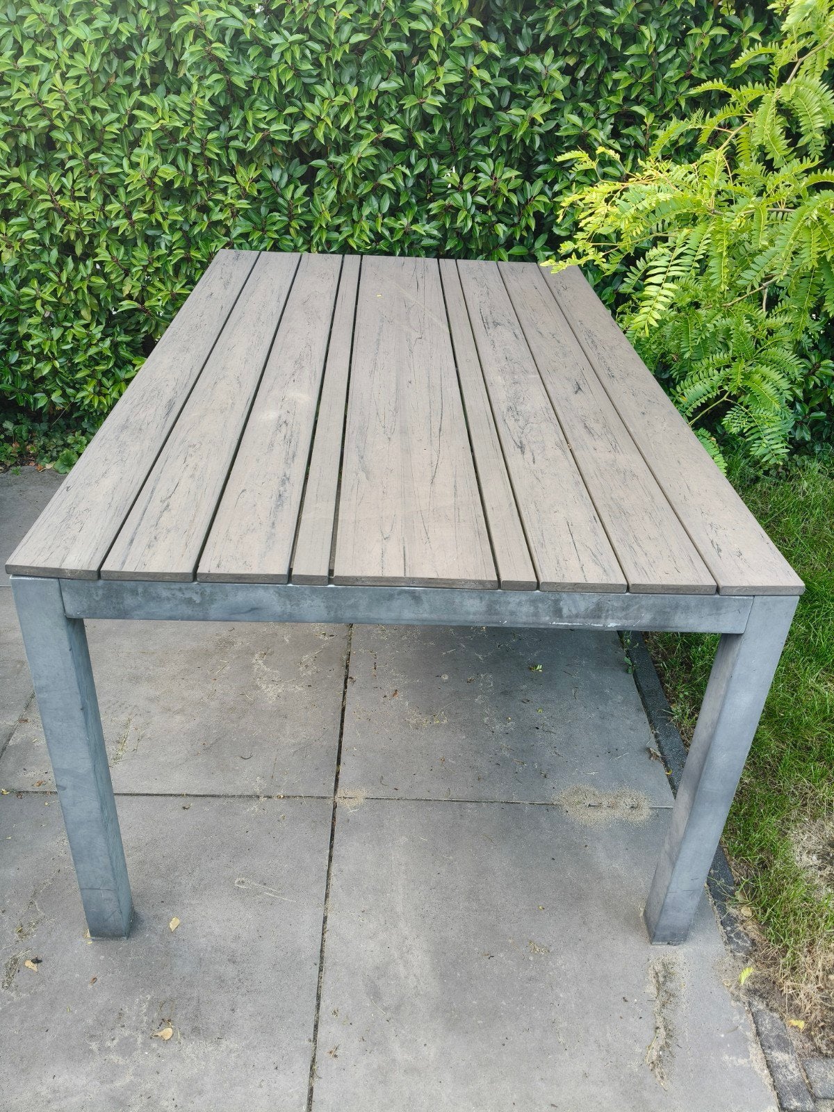 Robuuste tuintafel met houten blad en metalen frame, Tuin en Terras, Tuintafels, Ophalen, Gebruikt, Rechthoekig, Hout