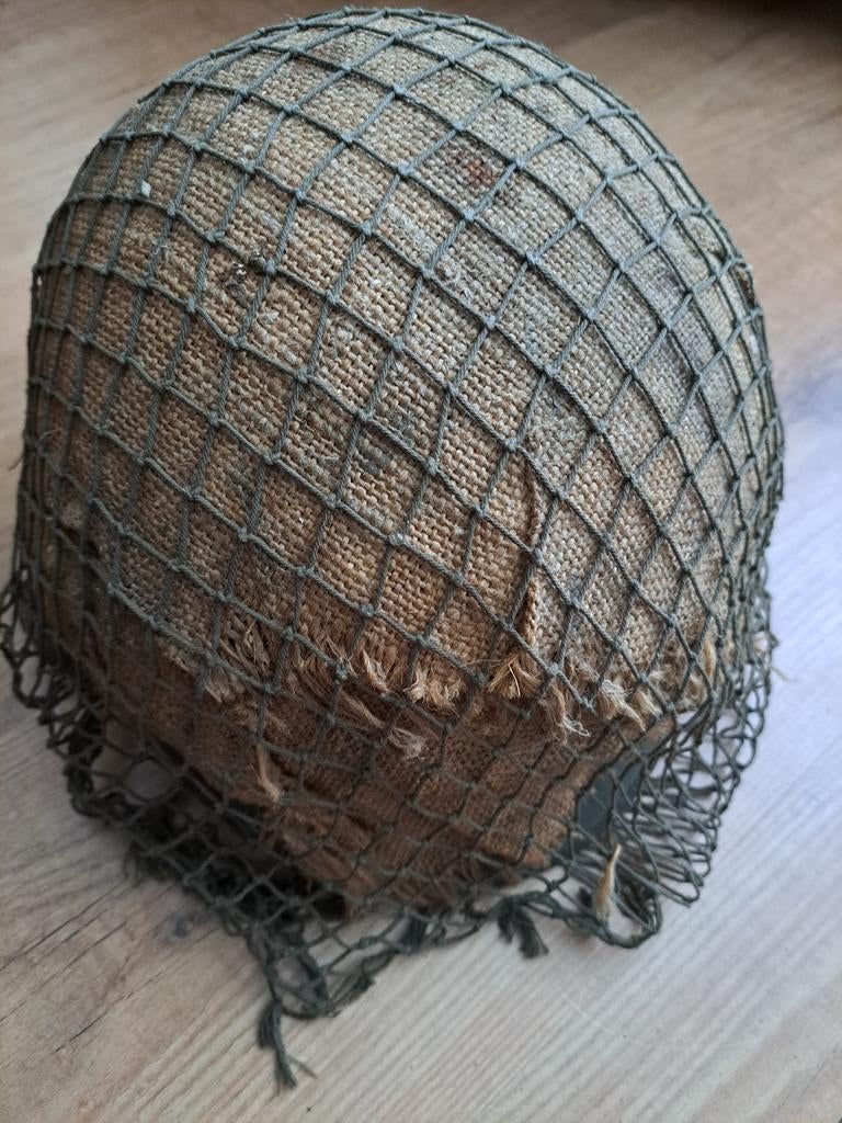 Legerhelm met binnenhelm, camouflage net en jute bedekking, Verzamelen, Militaria | Algemeen, Ophalen, Landmacht, Overige gebieden