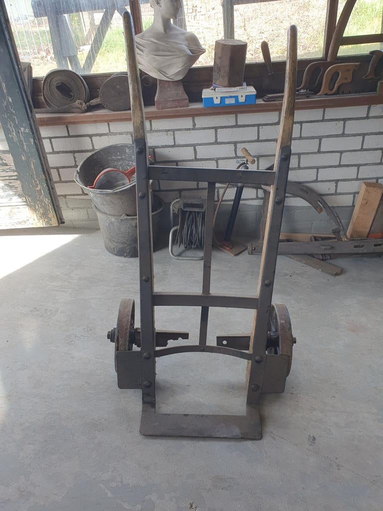 Antieke steekwagen met ijzeren wielen, Ophalen