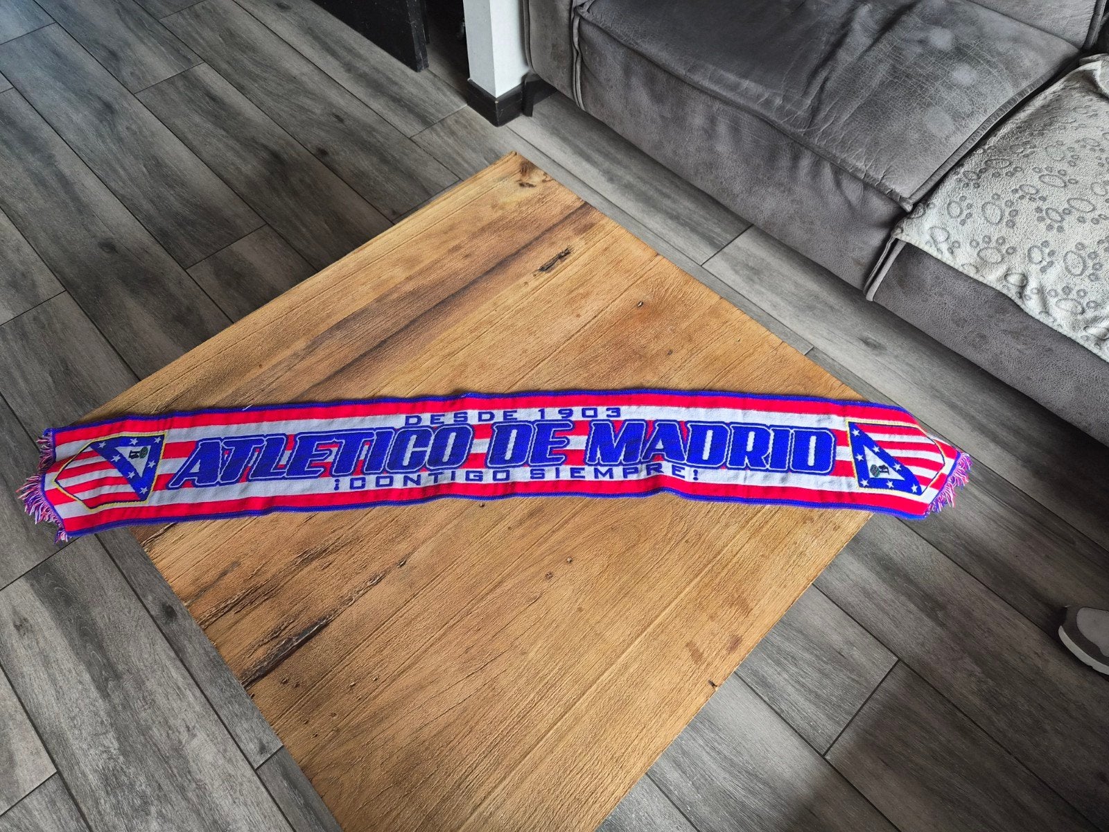 Atletico Madrid Sjaal - Nieuwstaat, Ophalen of Verzenden, Zo goed als nieuw