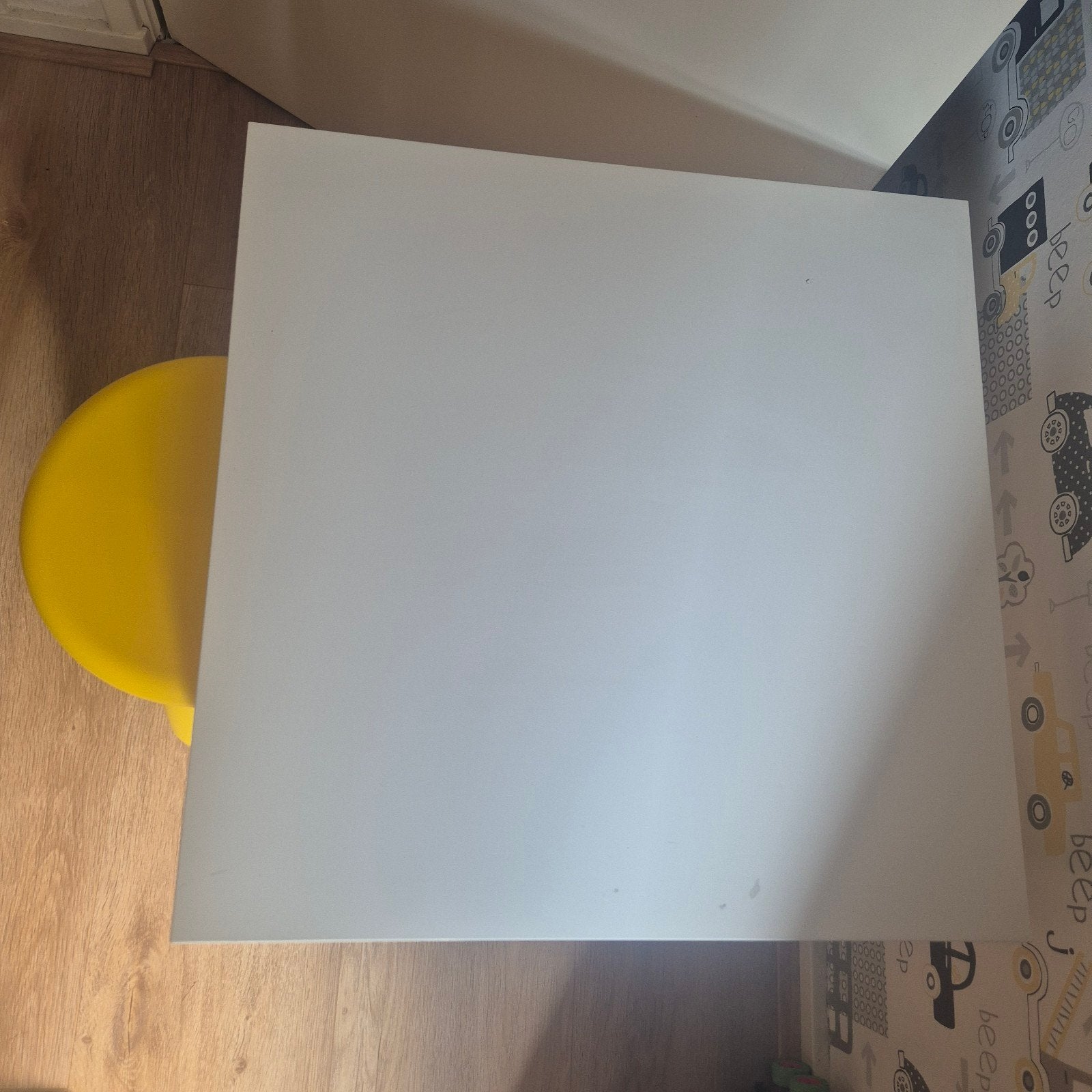 Wit tafeltje met geel krukje, Ophalen, Gebruikt, Tafel(s) en Stoel(en)
