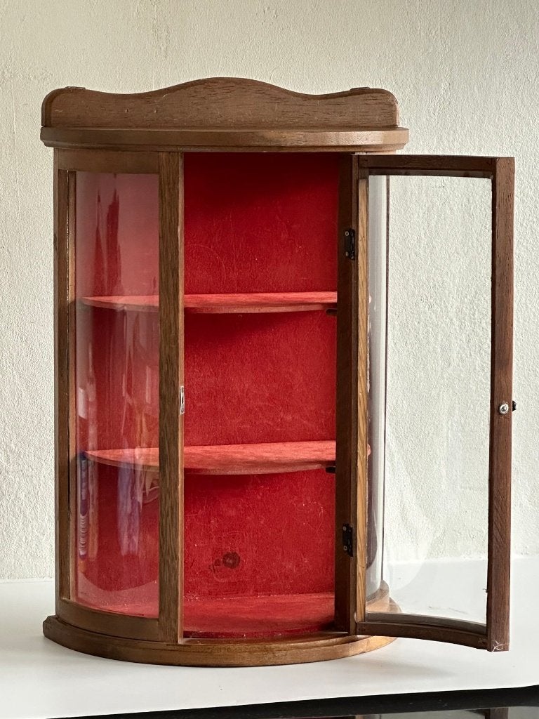Vitrinkast, Ophalen