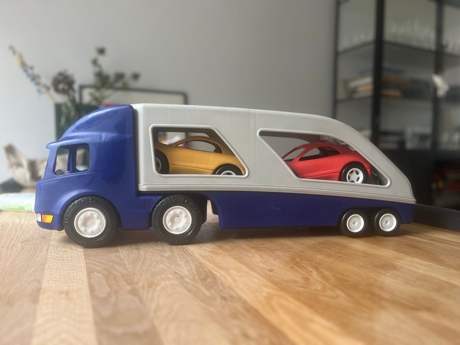 Little Tikes transporter vrachtwagen met 2 raceauto's, Kinderen en Baby's, Speelgoed | Speelgoedvoertuigen, Ophalen, Zo goed als nieuw
