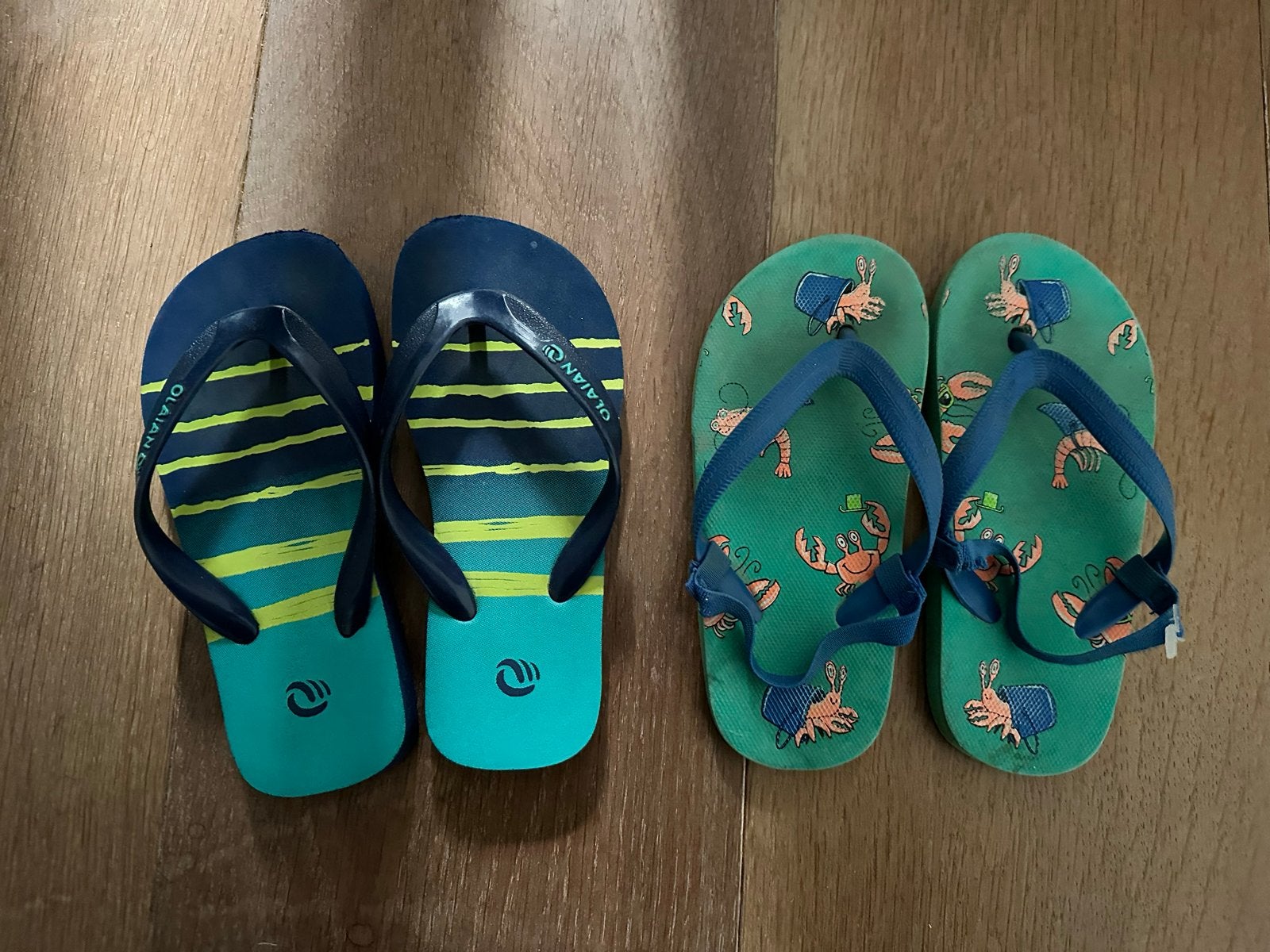 2 paar kinder slippers Olaian, maat 27/28, Ophalen of Verzenden, Gebruikt, Jongen of Meisje, Schoenen