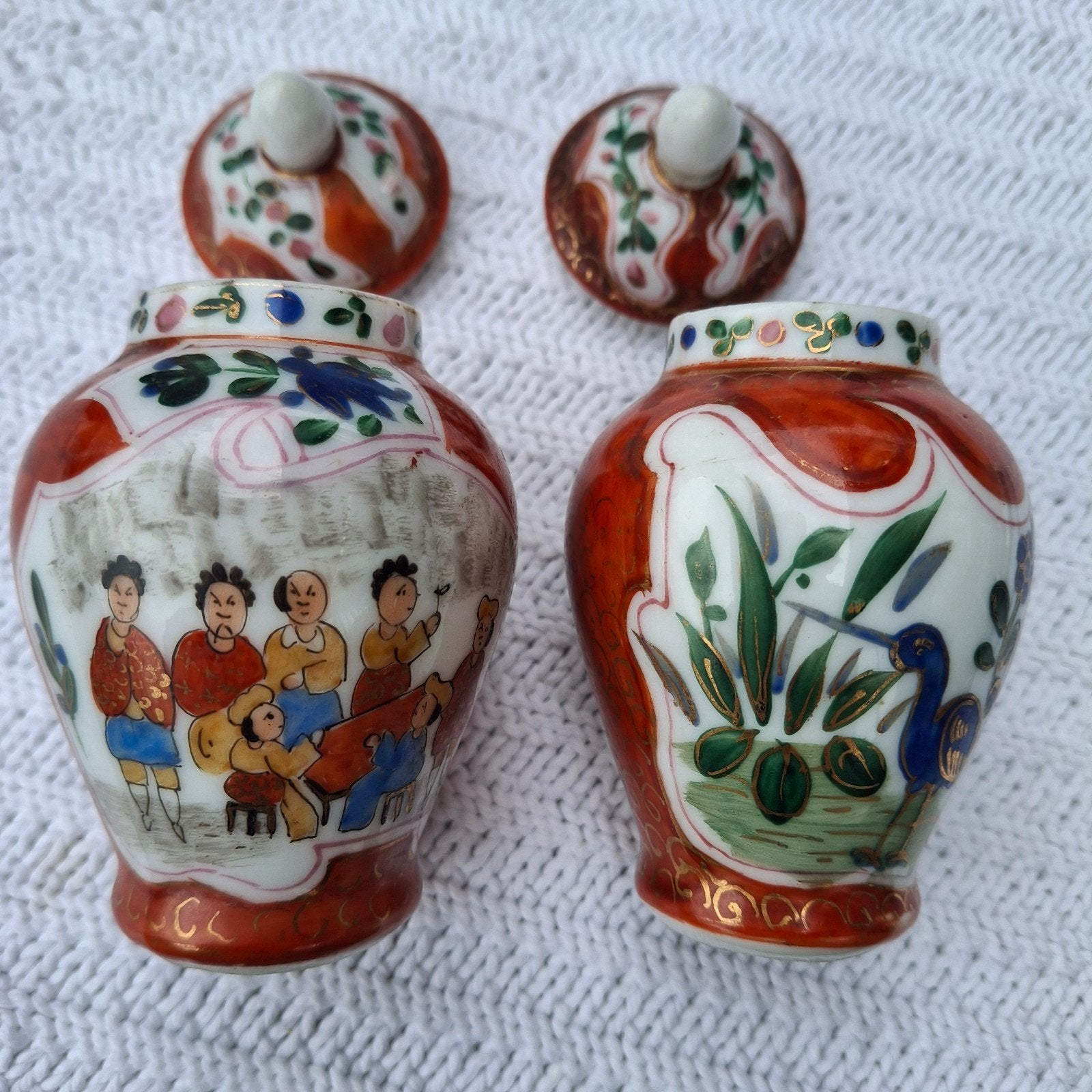 Set van 2 porseleinen dekselpotjes, handbeschilderd, Ophalen of Verzenden