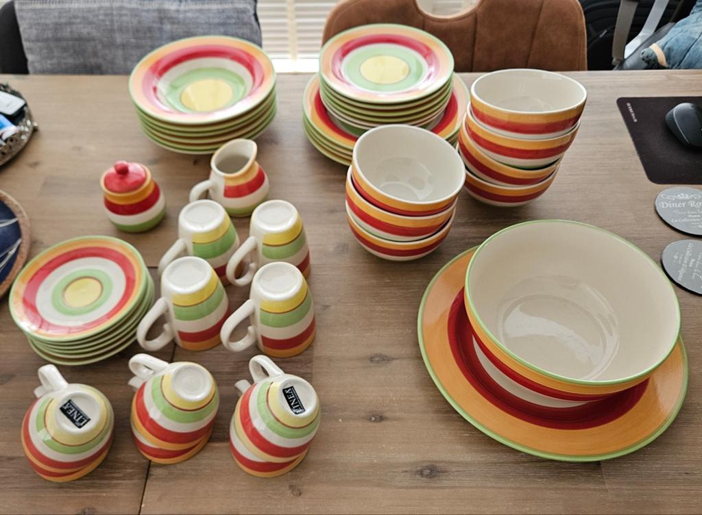 Compleet Linea servies met vrolijke strepen, Huis en Inrichting, Keuken | Servies, Ophalen, Keramiek, Zo goed als nieuw, Overige stijlen