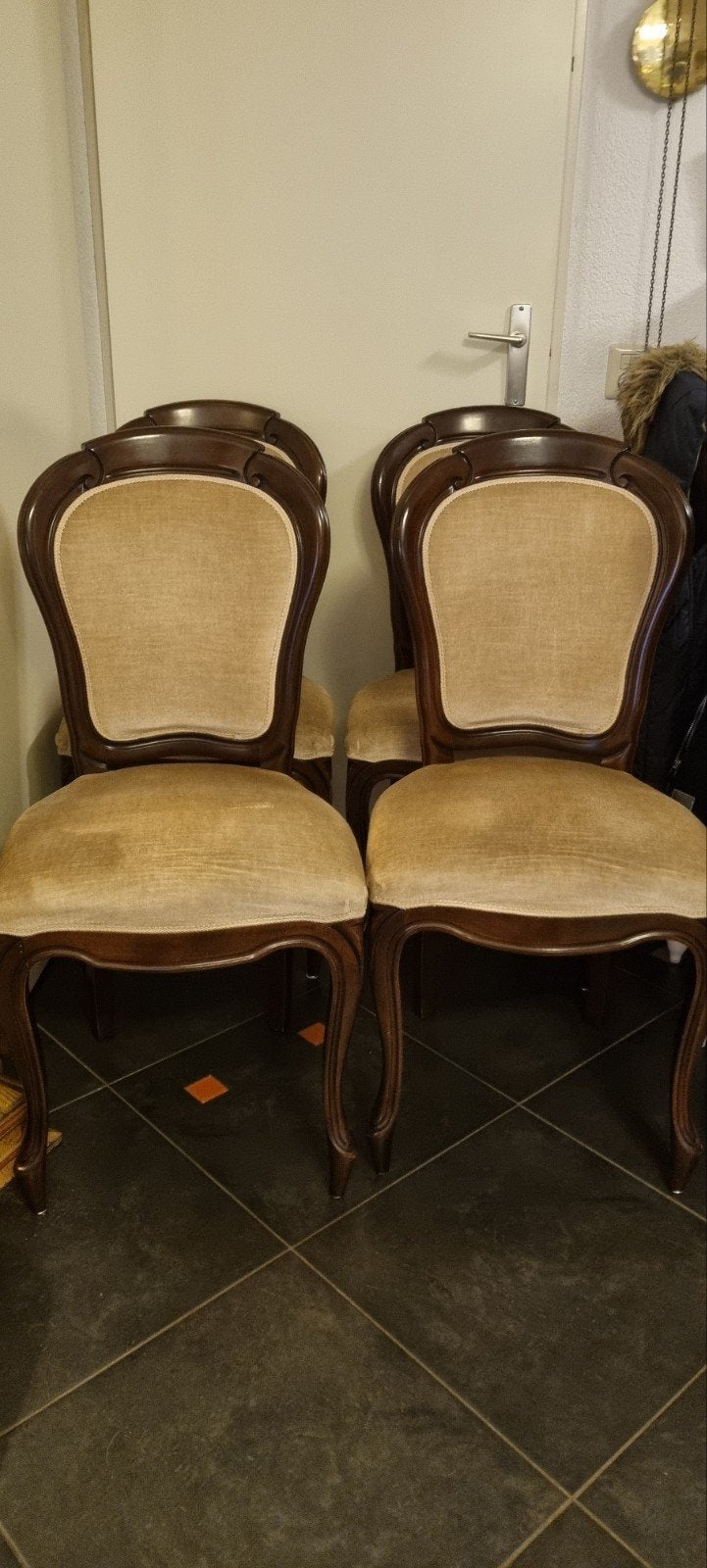 4 notenhout stoelen met stoffen bekleding, Ophalen