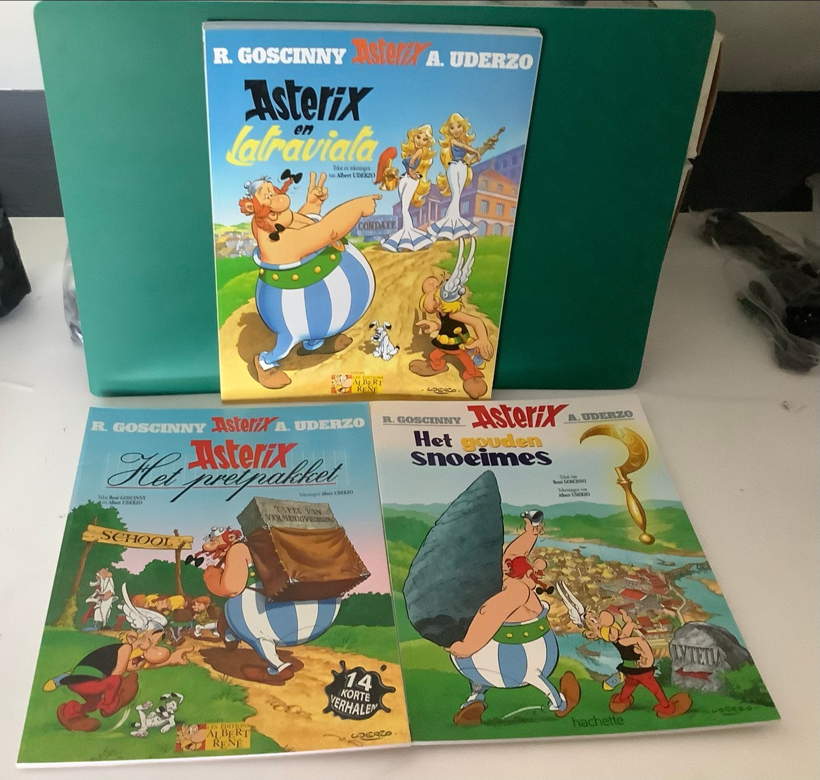 Asterix stripboeken: Latraviata, Het pretpakket, Het gouden, Meerdere stripboeken, Ophalen of Verzenden, Gelezen