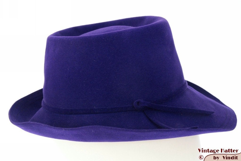 Vintage Dameshoed violet paars fluweel 55 = S tot XS, Kleding | Dames, Ophalen of Verzenden, Gedragen, 55 cm (S, 6⅞ inch) of minder