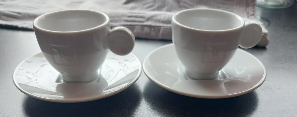 Nespresso Espresso Kopjes met Schotels - Set van 2, Ophalen of Verzenden, Zo goed als nieuw, Porselein, Kop(pen) en/of Schotel(s)