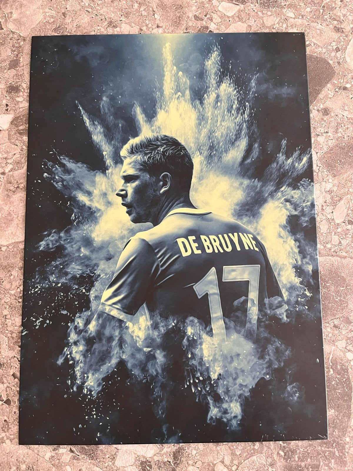 Displate Kevin De Bruyne - Voetbal Kunst op Metaal, Verzamelen, Rechthoekig Staand, Ophalen of Verzenden, Zo goed als nieuw, Canvas of Doek